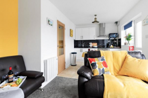 Coastal Retreat Chalet with seasonal facilities, pool and parking